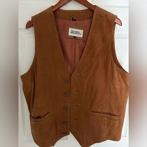 Great condition Men’s Suede vest, fully lined, front pockets, button down, S -L